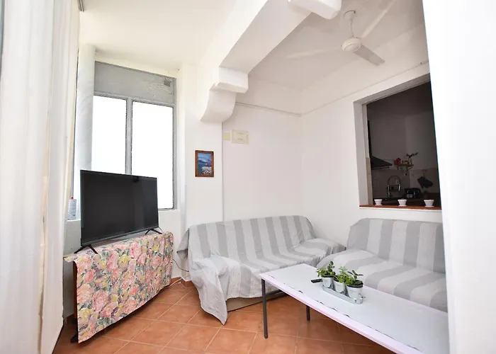 Semesterbostad House Periska