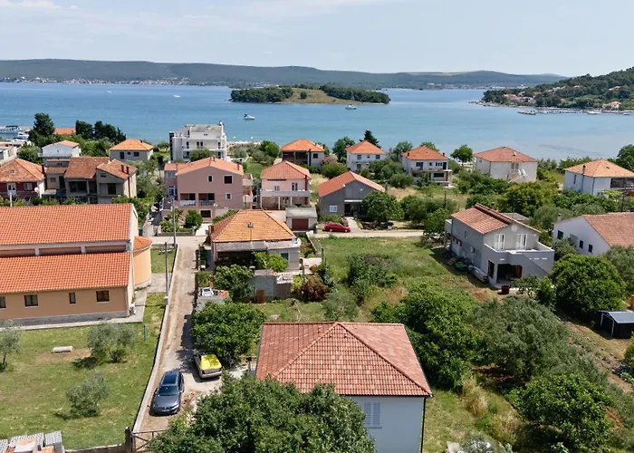 Semesterbostad House Periska *